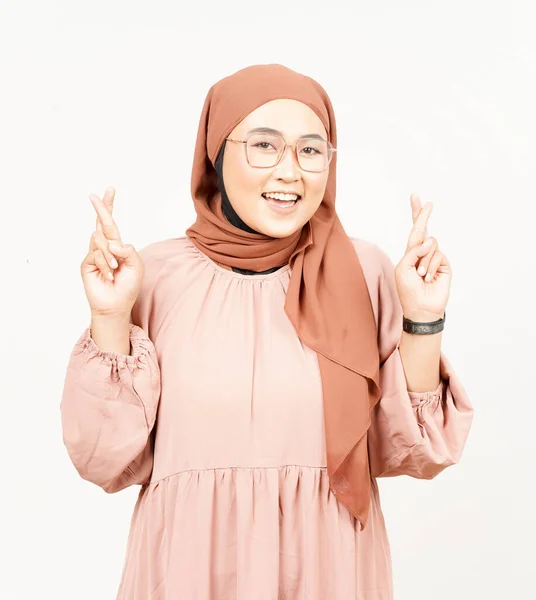Zeigen Glück Finger Der Schönen Asiatischen Frau Tragen Hijab Isoliert — Stockfoto