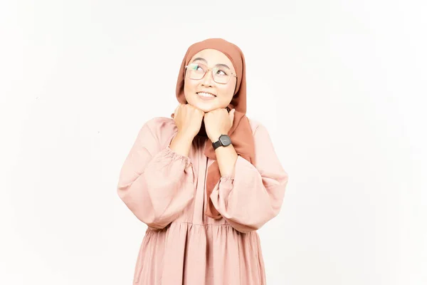 Imaginando Algo Bonito Sorridente Bela Mulher Asiática Vestindo Hijab Isolado — Fotografia de Stock