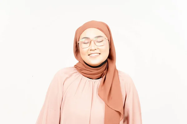 Mata Tertutup Dan Senyum Wanita Asia Cantik Memakai Hijab Terisolasi — Stok Foto