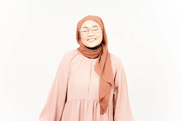 Chiuso Occhio Sorriso Bella Asiatico Donna Indossare Hijab Isolato Bianco — Foto Stock