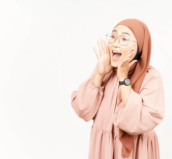 Объявление Руками Над Ртом Красивой Азиатки Носящей Хиджаб Изолированный Белом — стоковое фото