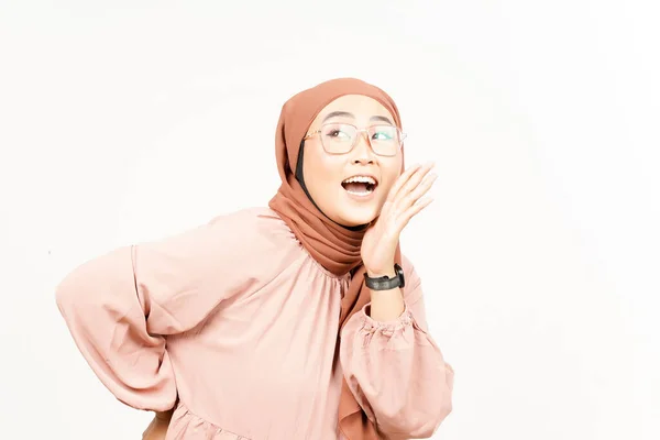 Anúncio Com Mãos Sobre Boca Bela Mulher Asiática Vestindo Hijab — Fotografia de Stock