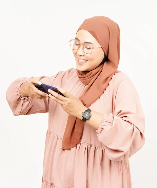 Jugar Juego Móvil Teléfono Inteligente Hermosa Mujer Asiática Con Hijab —  Fotos de Stock