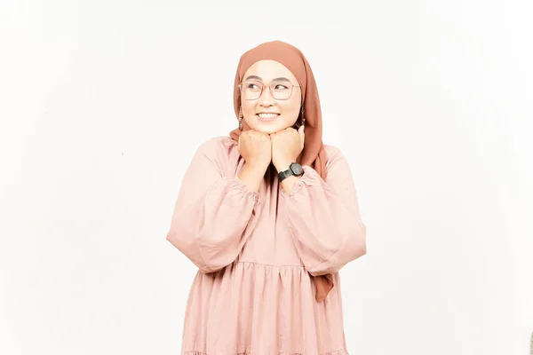 想象一下美丽的亚洲女人穿着Hijab孤身一人 面带微笑的样子 — 图库照片
