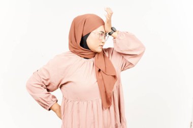 Beyaz arka planda başörtüsü takan güzel Asyalı kadının bir jestini unut.