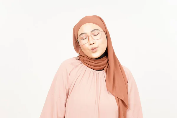 Cerrado Ojo Soplando Beso Hermosa Asiática Mujer Usando Hijab Aislado —  Fotos de Stock