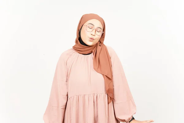 Zavřené Oko Foukání Polibek Krásné Asijské Ženy Sobě Hidžáb Izolované — Stock fotografie