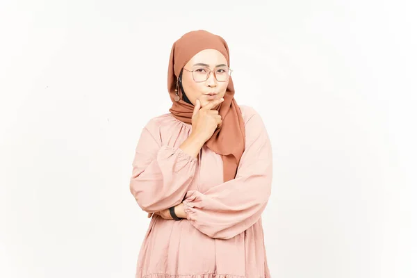 Pensando Gesto Bela Mulher Asiática Vestindo Hijab Isolado Fundo Branco — Fotografia de Stock