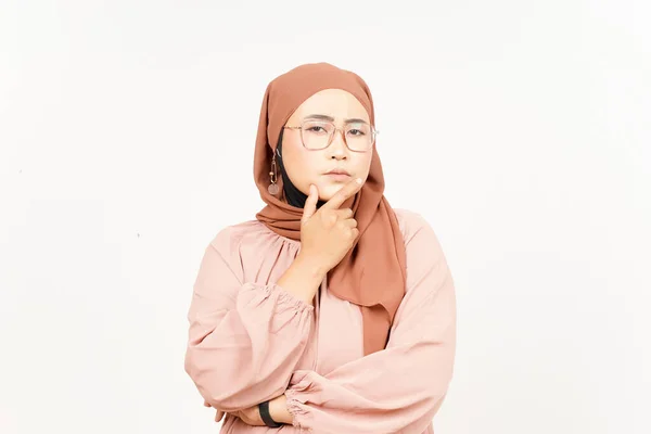 Pensando Gesto Bella Donna Asiatica Che Indossa Hijab Isolato Sfondo — Foto Stock