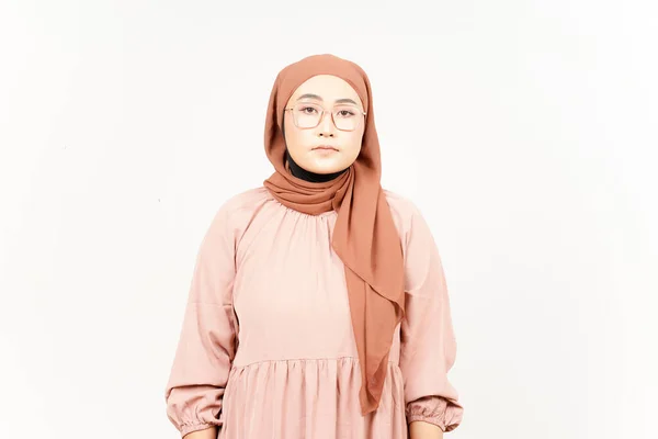 배경에서 히잡을 고립된 아름다운 아시아 여성의 카메라를 미소없음 — 스톡 사진