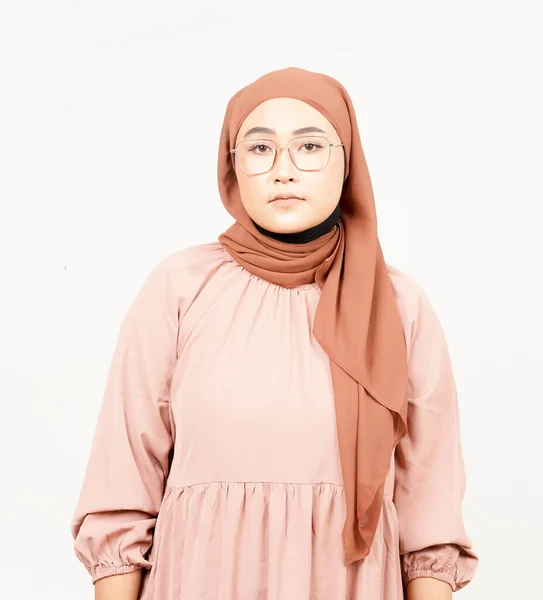 Ninguna Sonrisa Mirando Cámara Hermosa Mujer Asiática Usando Hijab Aislado — Foto de Stock