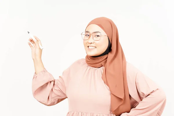 白を基調としたヒジャブを身に着けて美しいアジア人女性の教育理念を掲げる — ストック写真