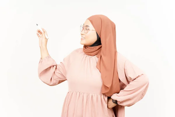 Segurando Conceito Ensino Marcador Bela Mulher Asiática Vestindo Hijab Isolado — Fotografia de Stock