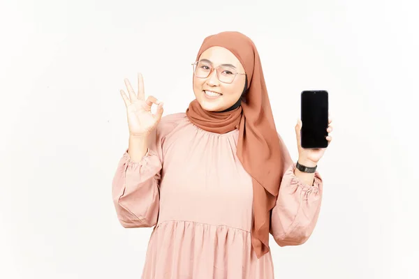 Mostrando Aplicativos Tela Branco Smartphone Bela Mulher Asiática Vestindo Hijab — Fotografia de Stock