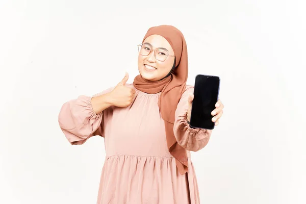 Mostrando Aplicaciones Pantalla Blanco Smartphone Hermosa Mujer Asiática Con Hijab —  Fotos de Stock