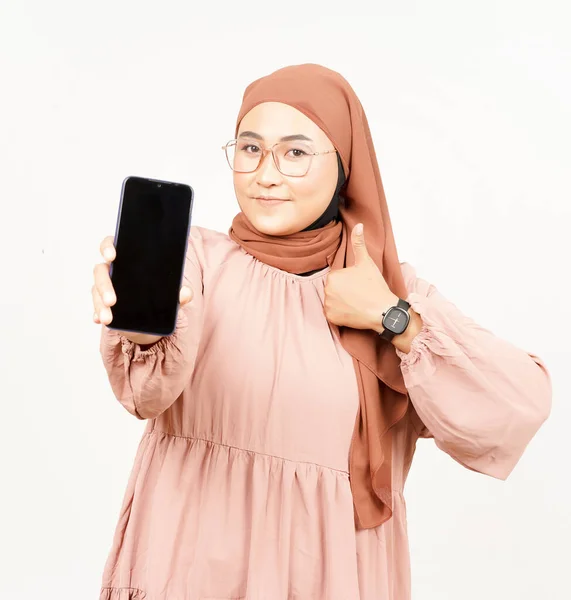 Показаны Приложения Пустом Экране Смартфон Красивой Азиатки Носящей Хиджаб Изолированный — стоковое фото
