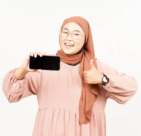 Mostrando Aplicaciones Pantalla Blanco Smartphone Hermosa Mujer Asiática Con Hijab —  Fotos de Stock