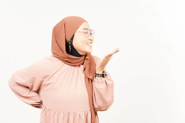 Feliz Riendo Hermosa Mujer Asiática Usando Hijab Aislado Sobre Fondo —  Fotos de Stock