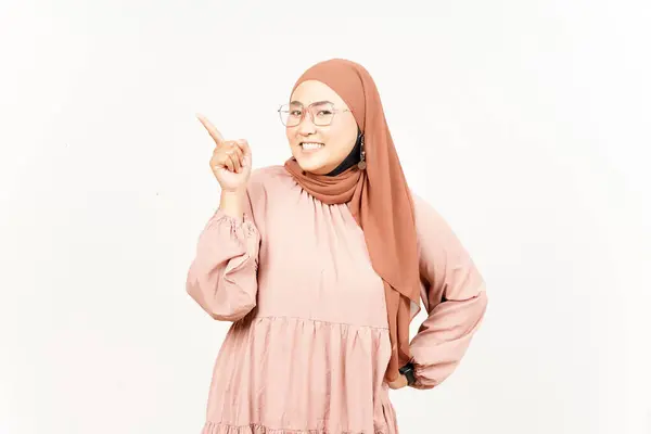 Showing Product Pointing Side Beautiful Asian Woman Wearing Hijab Isolated — ストック写真