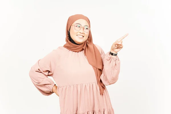 Mostrando Produto Apontando Lado Bela Mulher Asiática Vestindo Hijab Isolado — Fotografia de Stock