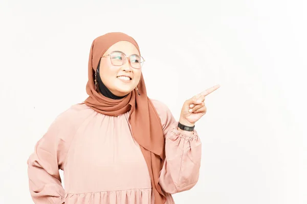 Showing Product Pointing Side Beautiful Asian Woman Wearing Hijab Isolated — Φωτογραφία Αρχείου