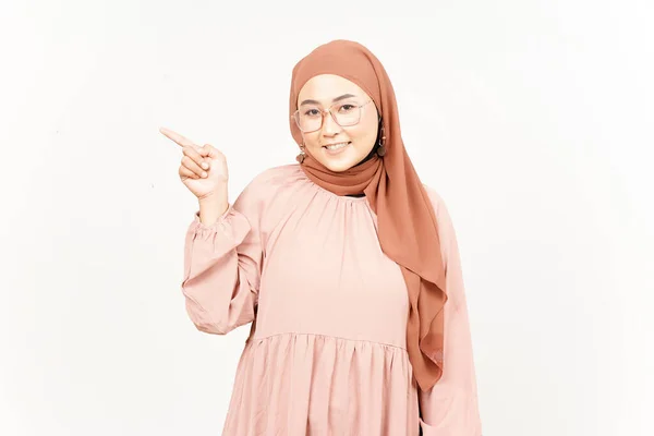 Showing Product Pointing Side Beautiful Asian Woman Wearing Hijab Isolated — 图库照片