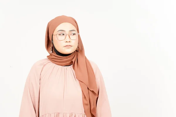 Грустный Вид Расстроен Дуется Хмурится Красивую Азиатку Носящую Хиджаб Изолированный — стоковое фото