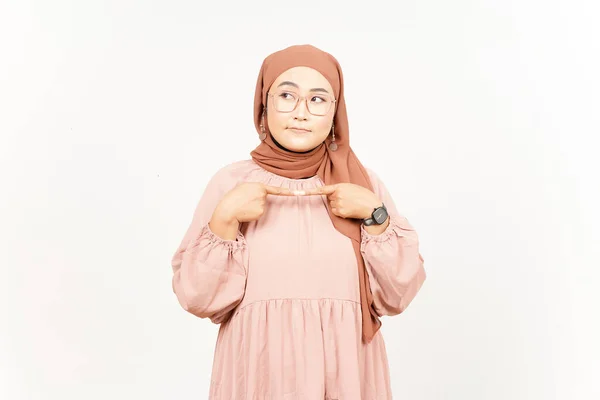 Pensando Gesto Bela Mulher Asiática Vestindo Hijab Isolado Fundo Branco — Fotografia de Stock