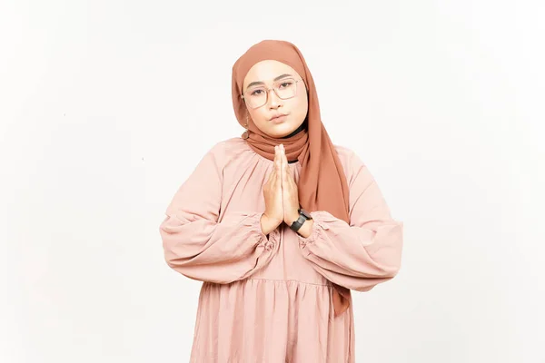 Implorando Para Pedir Desculpas Bela Mulher Asiática Vestindo Hijab Isolado — Fotografia de Stock