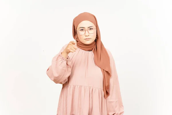 Dühös Rámutatott Kamera Gyönyörű Ázsiai Viselő Hidzsáb Izolált Fehér Háttér — Stock Fotó
