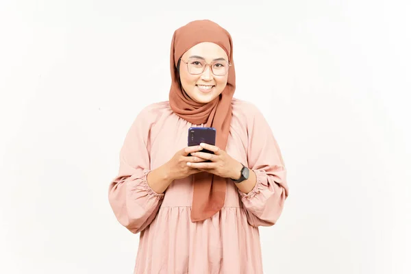 Segurando Usando Smartphone Bela Mulher Asiática Vestindo Hijab Isolado Fundo — Fotografia de Stock