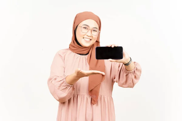 Mostrando Aplicativos Tela Branco Smartphone Bela Mulher Asiática Vestindo Hijab — Fotografia de Stock