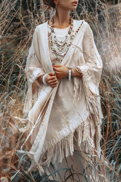 Schöne Junge Frau Ethnischen Kleid Auf Einem Feld — Stockfoto