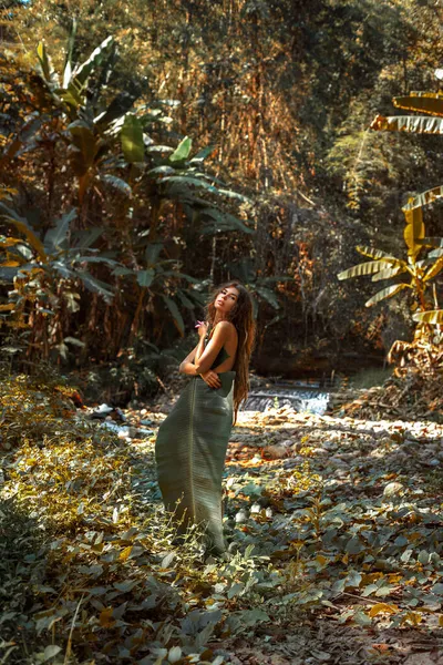 Güzel Genç Seksi Çıplak Kadın Vücudunu Palmiye Yaprağıyla Kaplıyor — Stok fotoğraf