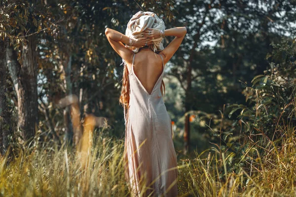 Bella Giovane Donna Elegante Posa Sul Campo Tramonto Ritratto — Foto Stock