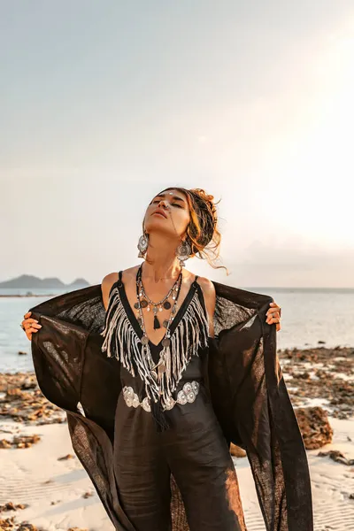 Bela Jovem Mulher Elegante Posando Pôr Sol — Fotografia de Stock