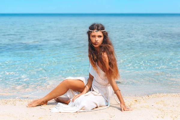 Bella Giovane Donna Elegante Seduta Sulla Sabbia Sulla Spiaggia — Foto Stock