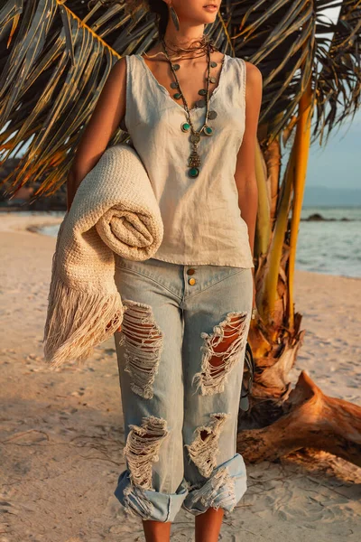 Gün Batımında Tropik Tatil Köyünün Sahilinde Güzel Genç Bir Kadın — Stok fotoğraf