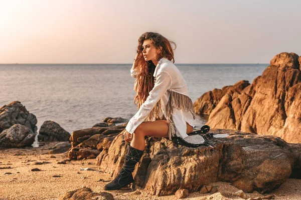 Bella Giovane Donna Alla Moda Sulla Spiaggia Tramonto — Foto Stock