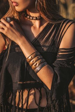 Gün batımında sahada genç ve şık bir kadın. Yakın plan portresi.