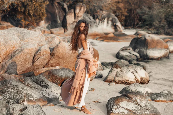 Belle Jeune Femme Élégante Marchant Sur Plage Coucher Soleil — Photo