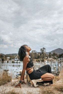 Güzel, genç, şık bir kadın.