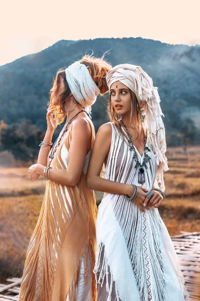 Två Vackra Unga Snygga Kvinnor Bär Turban Utomhus Vid Solnedgången — Stockfoto