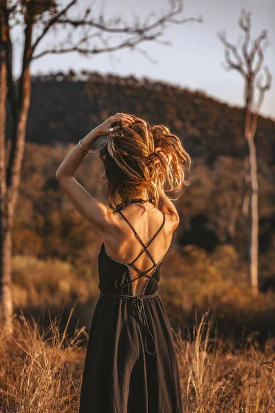 Belle Jeune Femme Robe Noire Sur Terrain Coucher Soleil — Photo