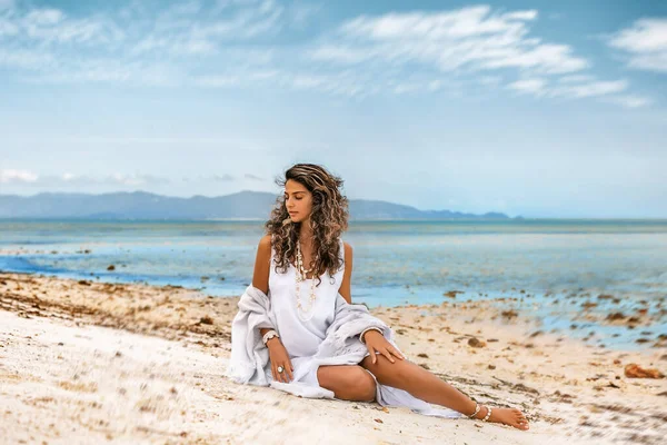 Piękna Młoda Stylowa Kobieta Białej Sukience Plaży — Zdjęcie stockowe