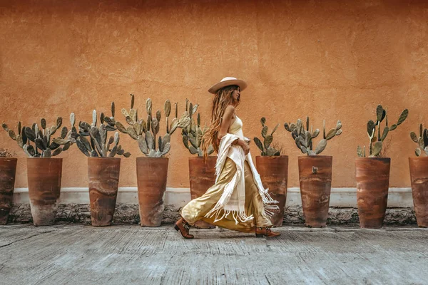 Zarif elbiseli güzel bir bayan.