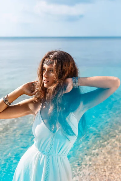 Bella Giovane Donna Elegante Sulla Spiaggia — Foto Stock