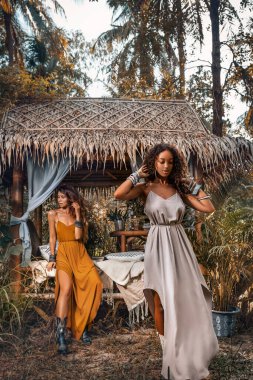 İki güzel, genç ve şık kadın dışarıda poz veriyor. 