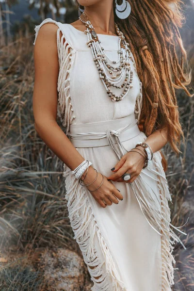 Schöne Junge Frau Ethnischen Kleid Auf Einem Feld Großaufnahme — Stockfoto