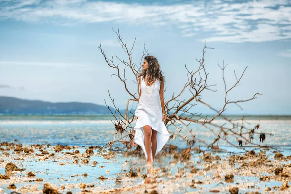 Linda Jovem Mulher Elegante Vestido Branco Praia — Fotografia de Stock